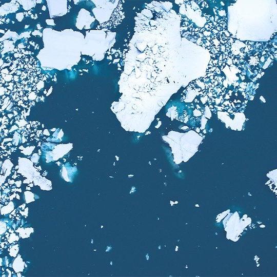 北极浮冰的鸟瞰图
