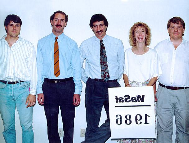 创始人马克·丹克伯格, 史蒂夫·哈特和马克·米勒加上两名最好的电竞竞猜app大全公司的员工站在一个写着“最好的电竞竞猜app大全 1986”的牌子后面