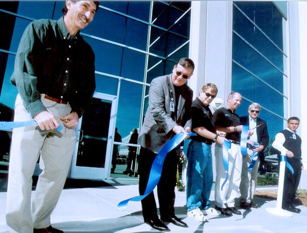 马克·丹克伯格和五名最好的电竞竞猜app大全员工在新卡尔斯巴德前剪彩, CA校园